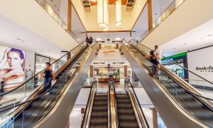 Clientes nas escadas rolantes do Shopping Estação Cuiabá